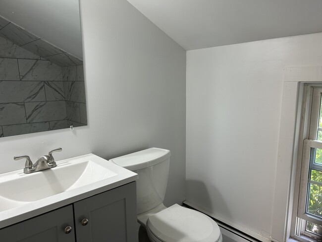 119 Pleasant St in Windsor, CT - Building Photo - Building Photo