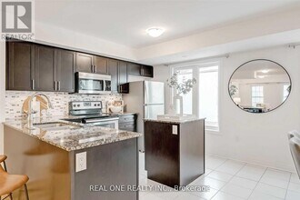 2280 Baronwood Dr in Oakville, ON - Building Photo - Building Photo