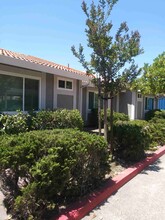 Plaza Del Sol Town Homes in Sonoma, CA - Foto de edificio - Building Photo