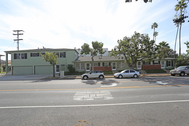 2102-2112 Montana Ave in Santa Monica, CA - Building Photo - Building Photo