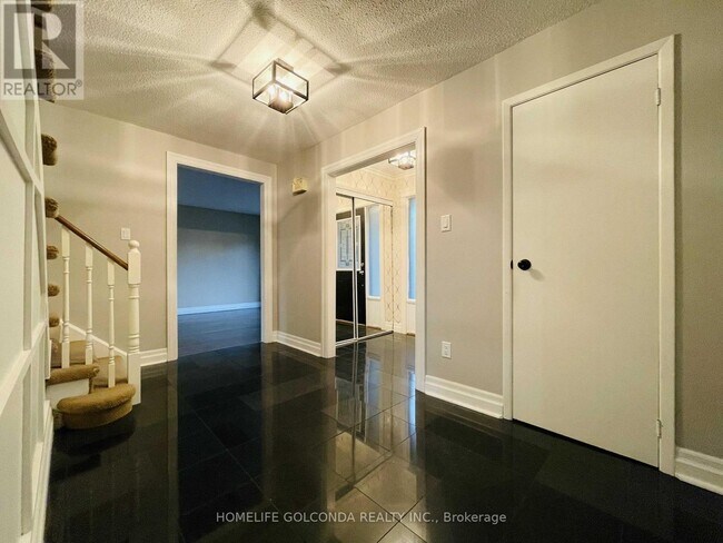 909 Ferndale Crescent in Newmarket, ON - Building Photo - Building Photo