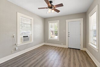 270 Oelkers St in San Antonio, TX - Building Photo - Building Photo