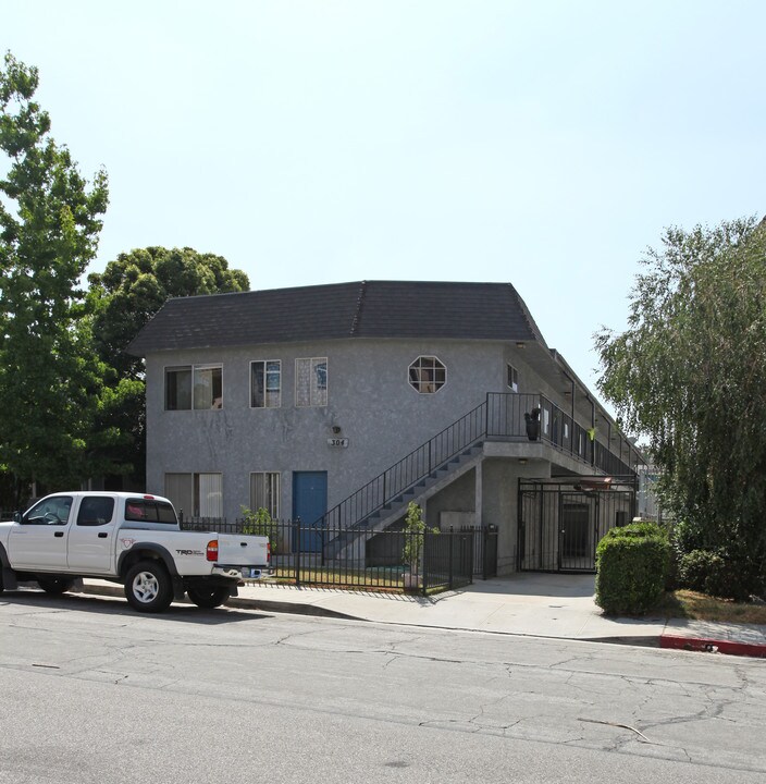 304 E Elmwood Ave in Burbank, CA - Building Photo