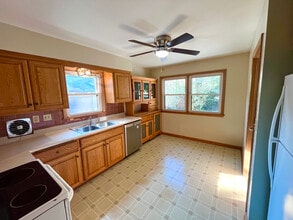 1661 N 116th St, Unit 1661 N 116th St - Lower in Wauwatosa, WI - Foto de edificio - Building Photo