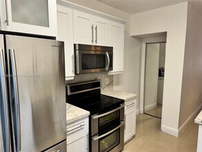 8025 Lake Dr in Doral, FL - Building Photo - Building Photo