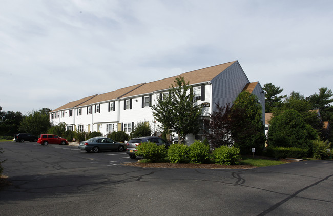 Canterbury Commons Apartment Homes in Raymond, NH - Foto de edificio - Building Photo