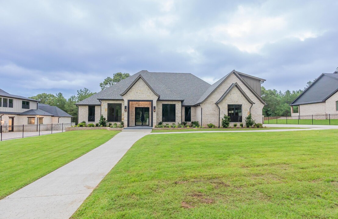 1002 Marsh Farm Rd in Tyler, TX - Building Photo