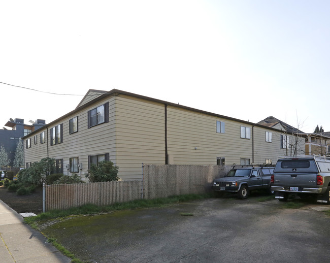 Sierra Vista Apartments in Portland, OR - Building Photo - Building Photo