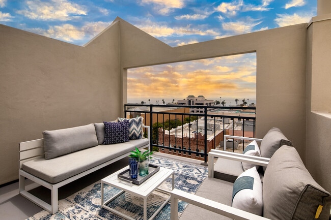 Residences on Third Street Promenade in Santa Monica, CA - Building Photo - Building Photo