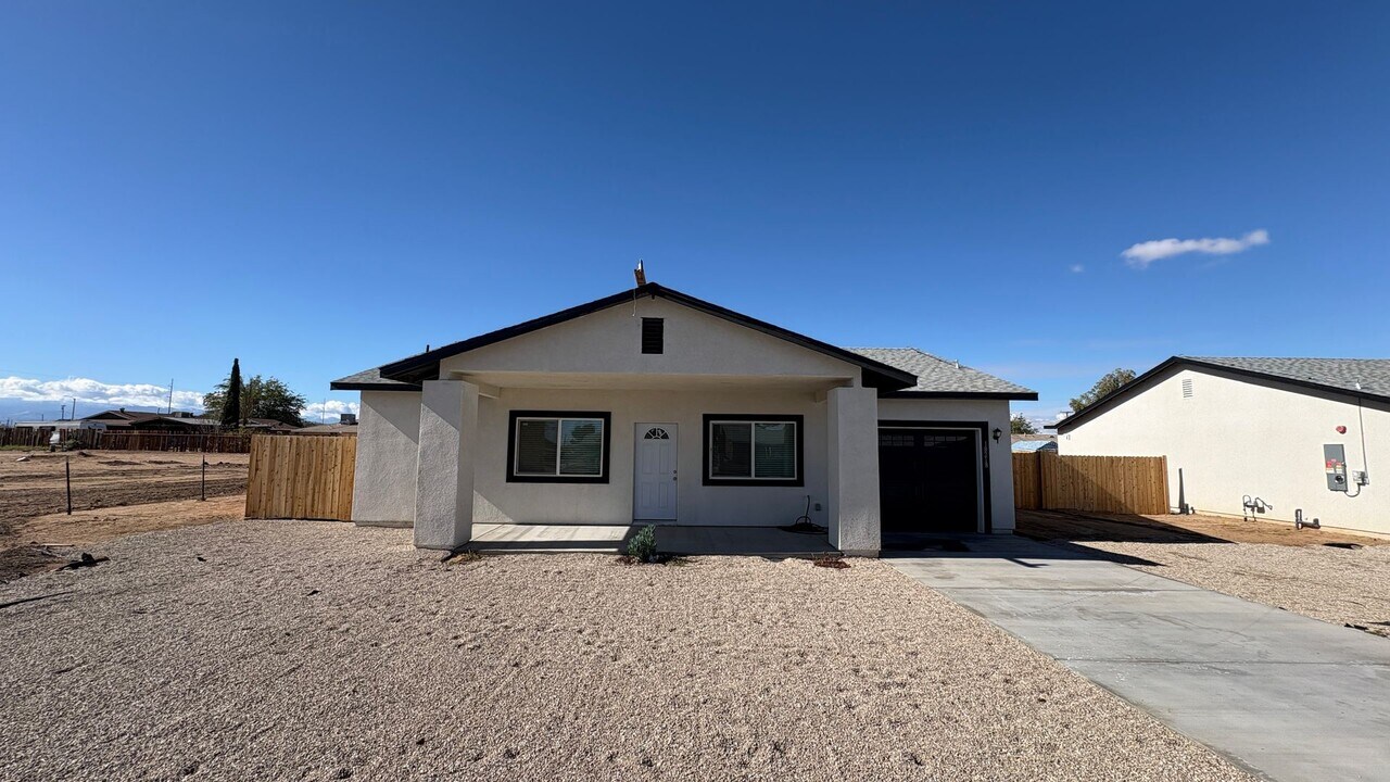 18218 Bellflower St in Adelanto, CA - Building Photo