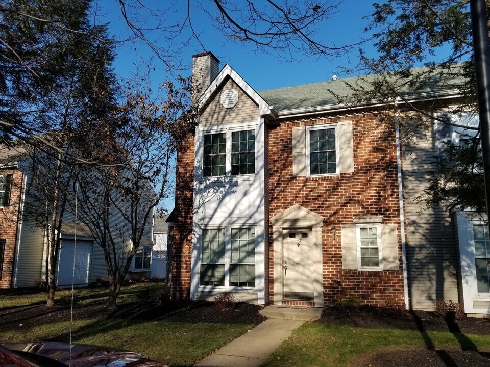 30 Albury Way in North Brunswick, NJ - Building Photo