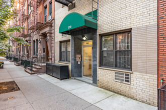 330 E 77th St in New York, NY - Building Photo - Building Photo