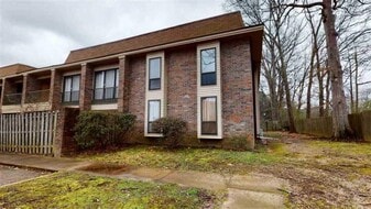 6633 Poplar Woods Cir E in Memphis, TN - Building Photo