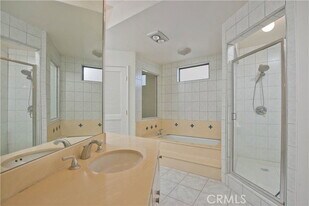 5340 Yarmouth Ave in Los Angeles, CA - Building Photo