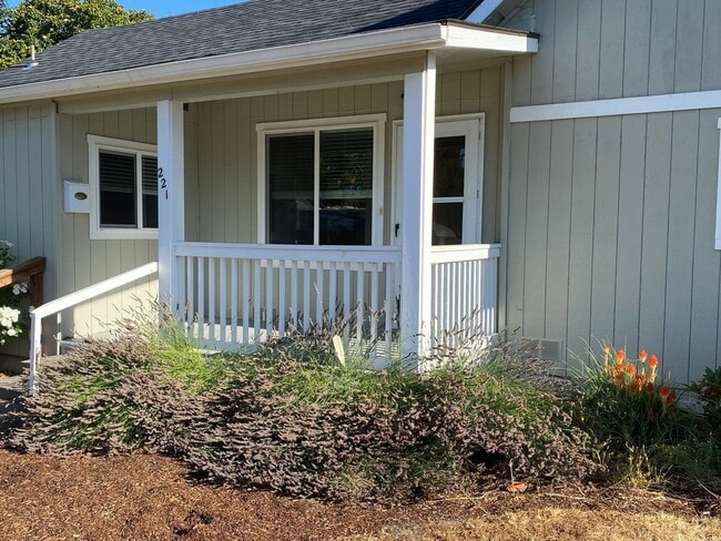 221 W Mary St in Lebanon, OR - Building Photo - Building Photo