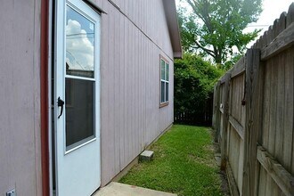 838 Tangle Oaks Dr in Bellville, TX - Building Photo - Building Photo