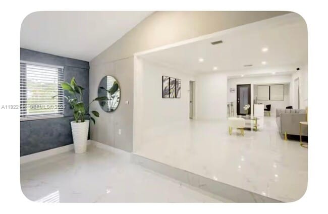 1301 NW 99th St in Miami, FL - Foto de edificio - Building Photo