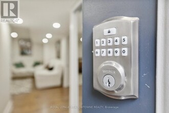 5651 Turney Dr in Mississauga, ON - Building Photo - Building Photo