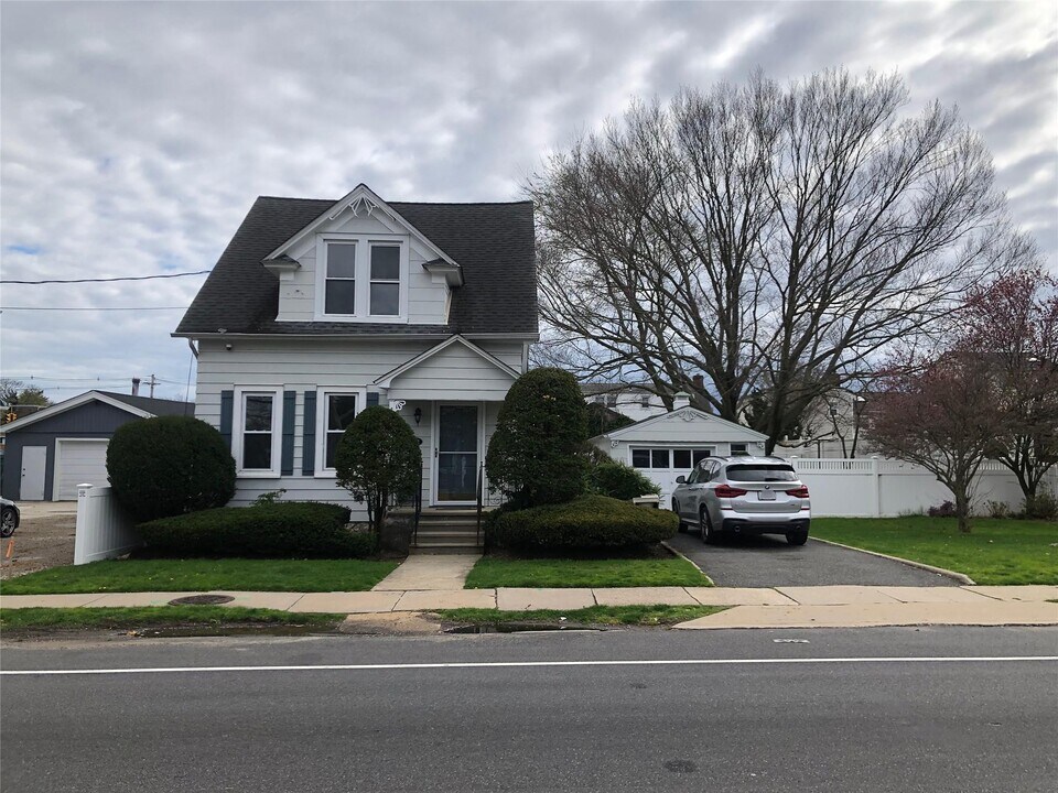 502 Lakeview Ave in Rockville Centre, NY - Building Photo