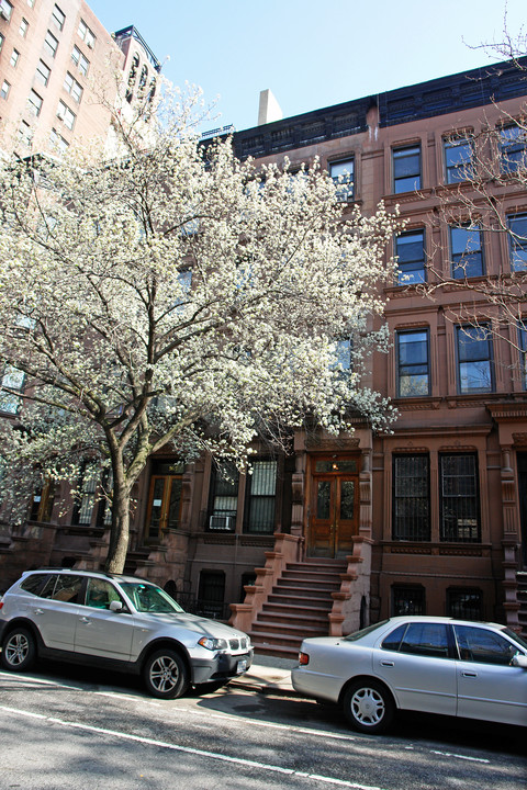 163 W 78th St in New York, NY - Building Photo