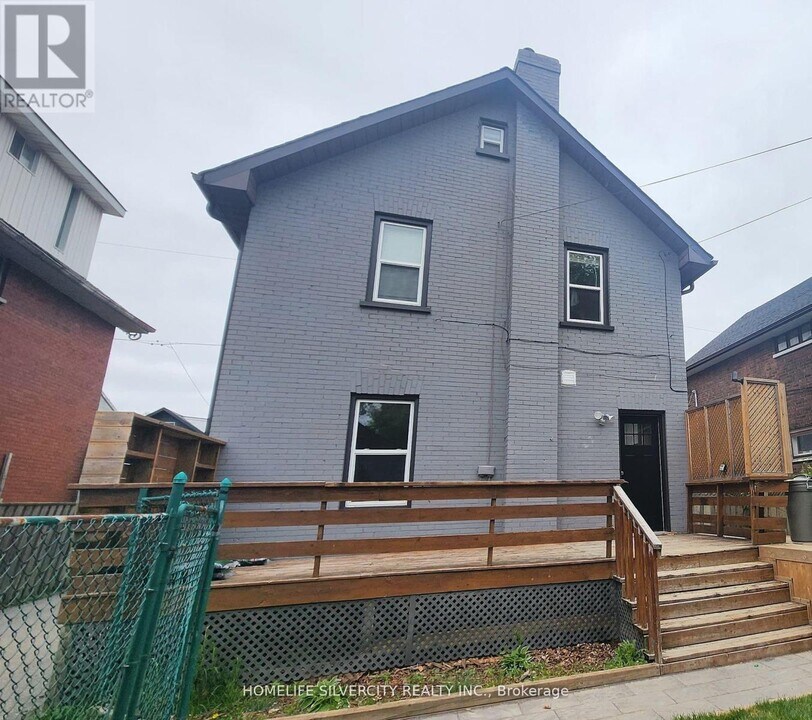 251-251 Bruce St in Oshawa, ON - Building Photo