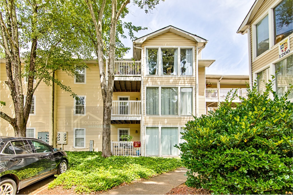 1102 Augusta Dr in Marietta, GA - Building Photo