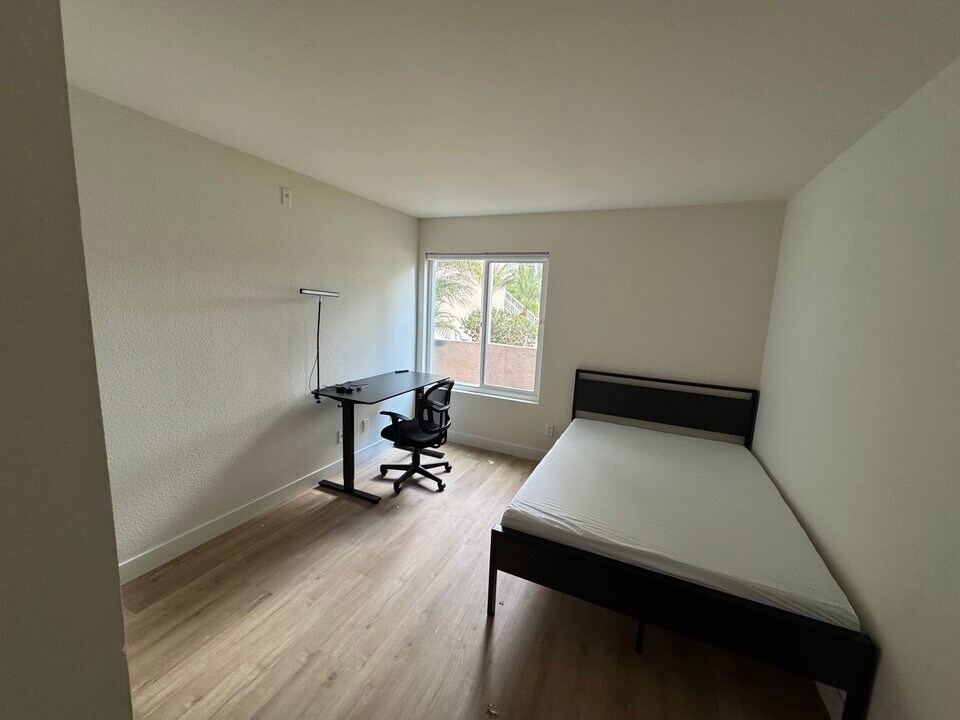 10066 Maya Linda Rd in San Diego, CA - Building Photo