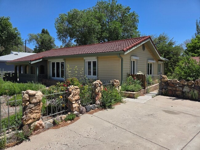 property at 2908 N Alta Vista Dr