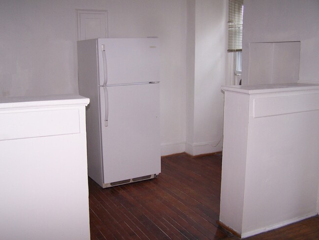 913 S 49th St, Unit 3R in Philadelphia, PA - Building Photo - Building Photo