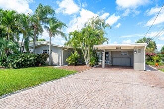 2431 Key Largo Ln in Fort Lauderdale, FL - Building Photo - Building Photo
