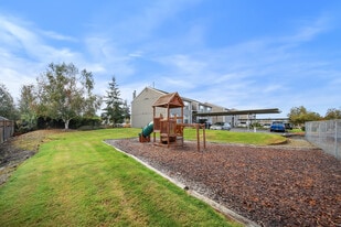 Cascade Court in Tacoma, WA - Building Photo