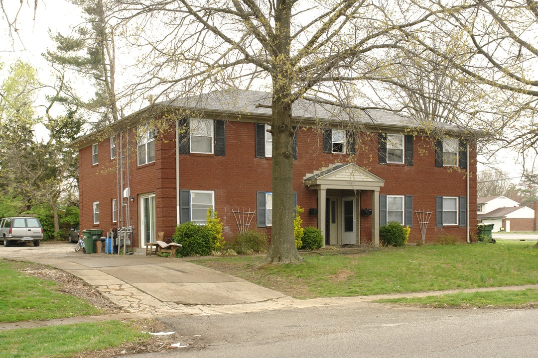 2403 Hermitage Way in Louisville, KY - Building Photo