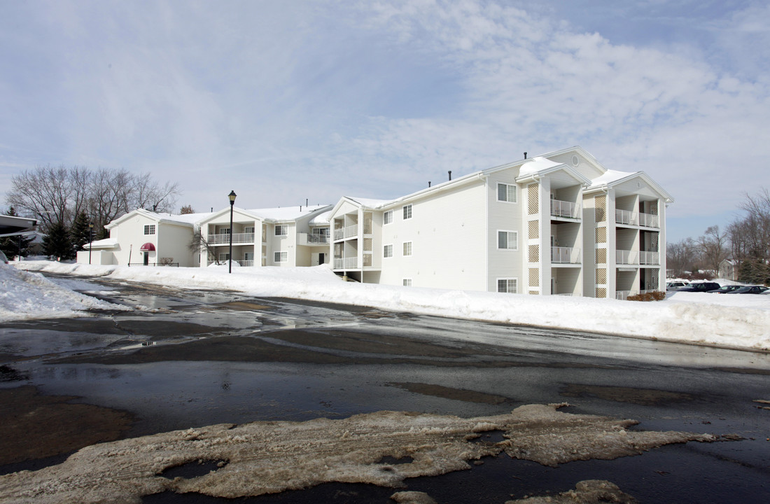 Spring Manor in Portage, MI - Building Photo