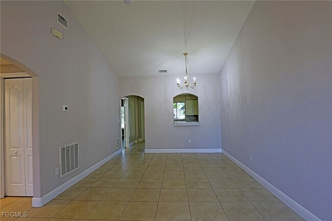 4172 Castilla Circle in Ft. Myers, FL - Foto de edificio - Building Photo