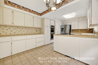 2171 Cedarview Dr in Beachwood, OH - Building Photo - Building Photo