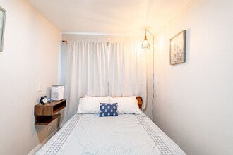 13731 Olympic Ave in Costa Mesa, CA - Foto de edificio - Building Photo