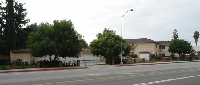 476 Woodbury Rd in Pasadena, CA - Building Photo - Building Photo