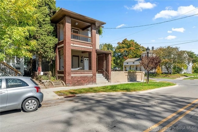 531 E Chestnut St, Unit #1 in Jeffersonville, IN - Foto de edificio - Building Photo