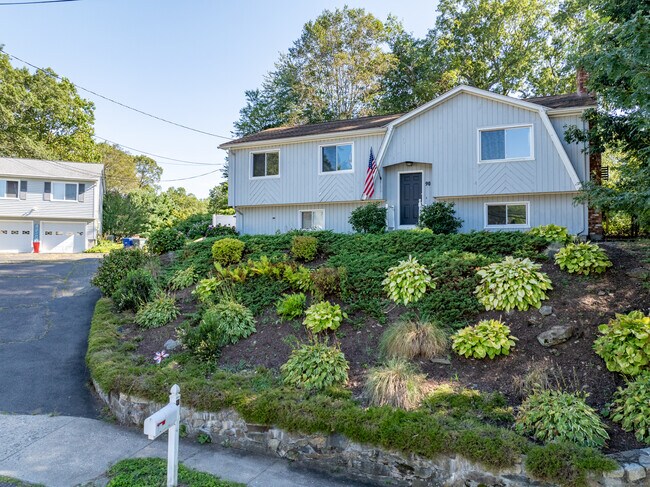 90 Village Ln in Bridgeport, CT - Building Photo - Building Photo