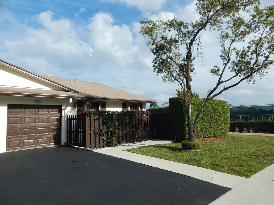 357 SW 27th Terrace in Delray Beach, FL - Building Photo