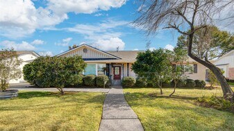10303 Greenwillow Dr in Houston, TX - Building Photo