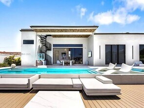 2225 NE 19th St in Fort Lauderdale, FL - Foto de edificio - Building Photo