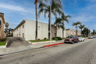 7325 Norwalk Blvd in Whittier, CA - Foto de edificio - Building Photo