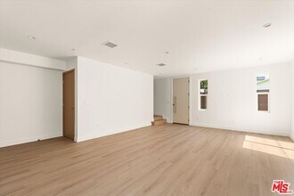 5910 1/2 Mammoth Ave in Los Angeles, CA - Building Photo - Building Photo