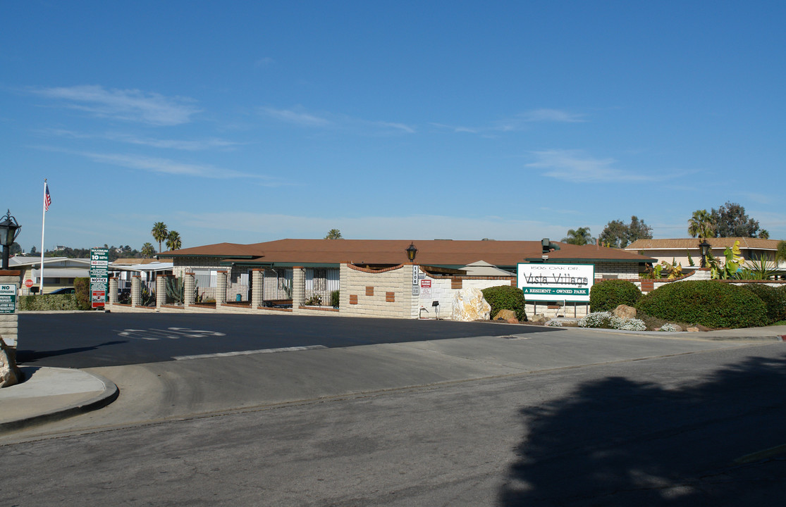 1506 Oak Dr in Vista, CA - Foto de edificio