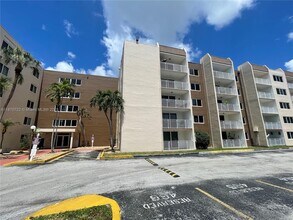 6930 Miami Gardens Dr in Hialeah, FL - Building Photo - Building Photo