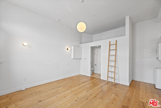 1341 Lilac Terrace in Los Angeles, CA - Building Photo - Building Photo
