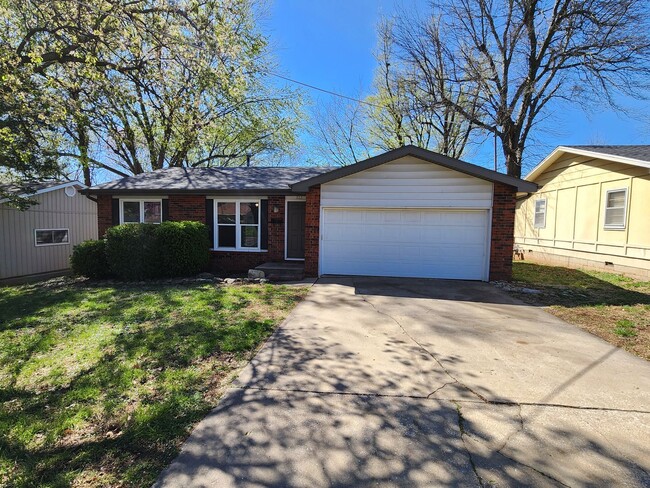 property at 922 W Crestview St