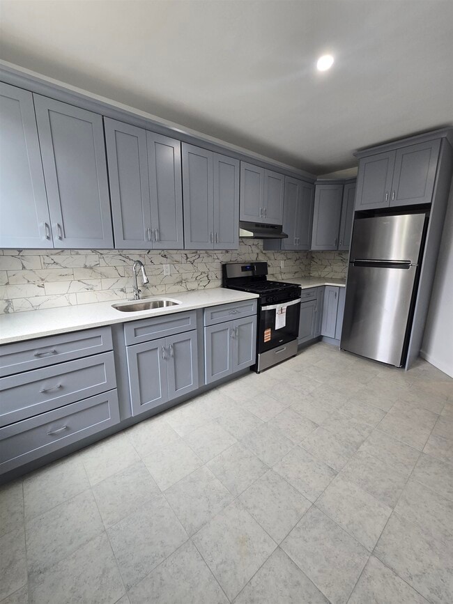 6027 Monroe Pl in West New York, NJ - Building Photo - Building Photo