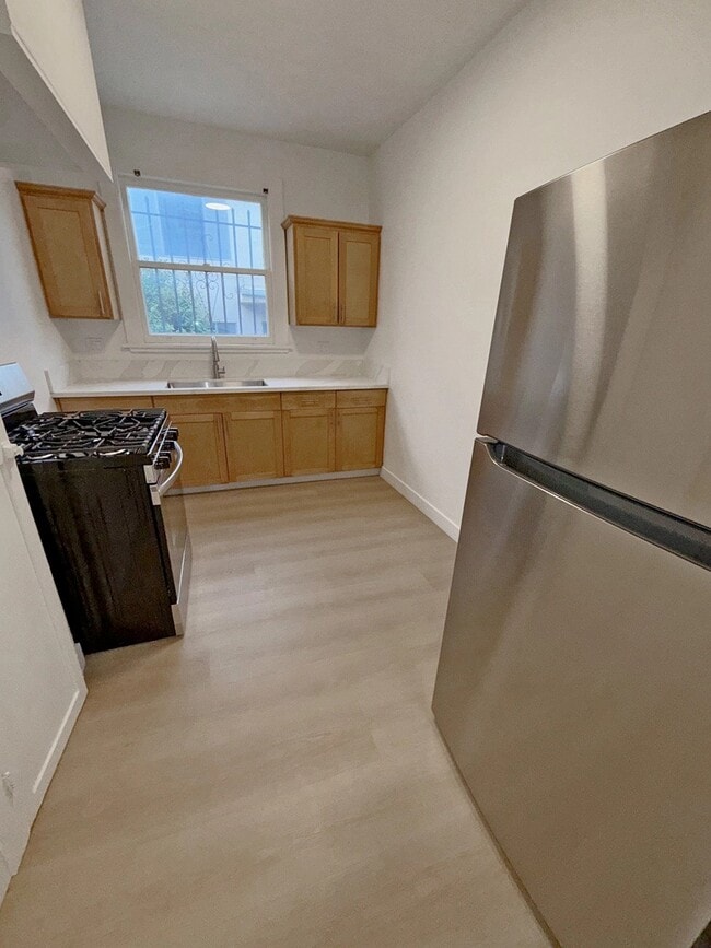 2801 San Marino St, Unit 2 in Los Angeles, CA - Foto de edificio - Building Photo